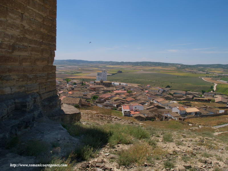 BASE DEL MURO OESTE Y AL FONDO, EL CASERÍO